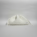 Borsa crochet bianca sfondo bianco puro
