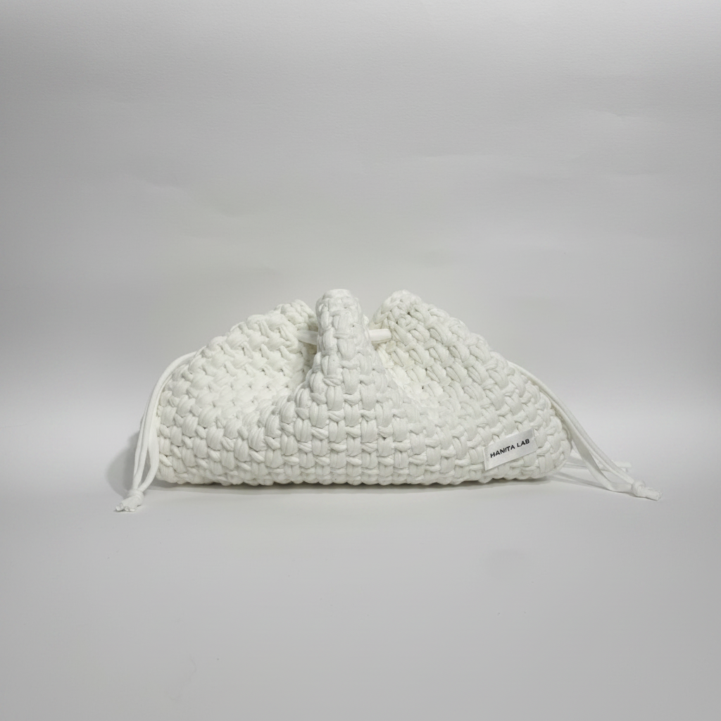 Borsa crochet bianca sfondo bianco puro
