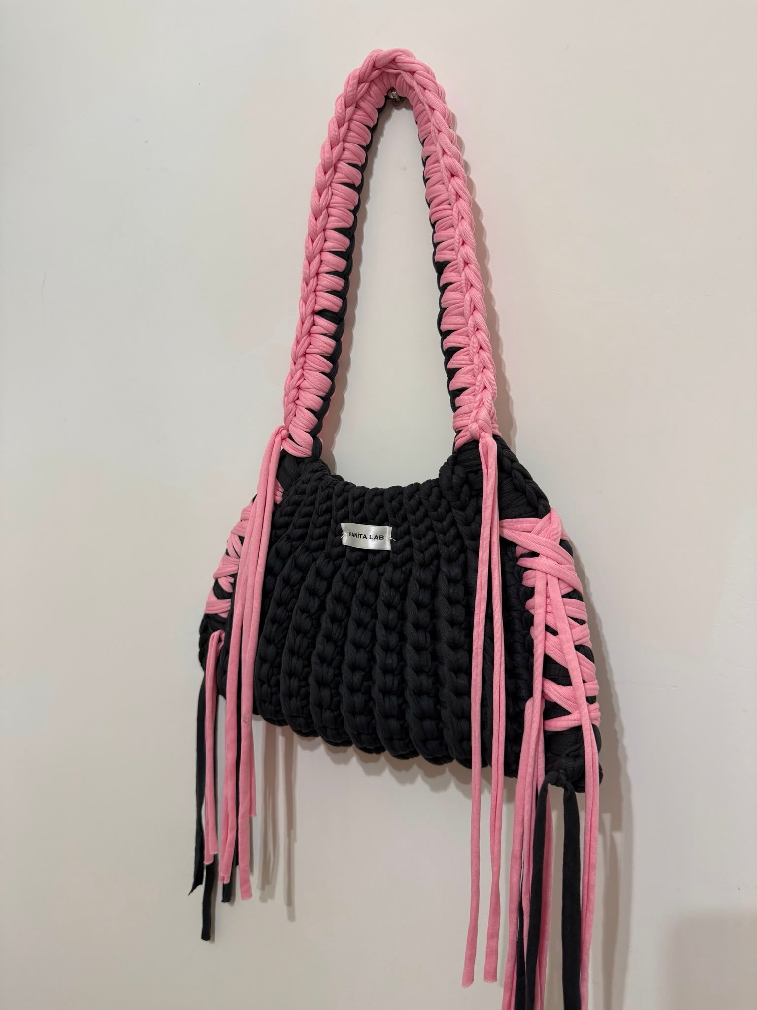 Olivia Bag a spalla in crochet nero e rosa con frange, fatta a mano — Hanita Lab
