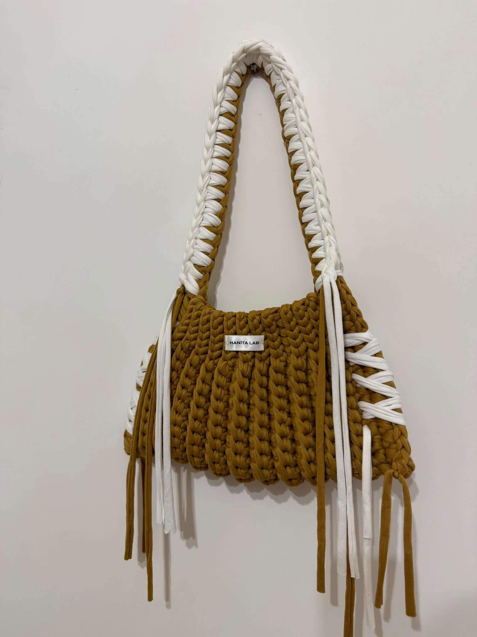 Olivia Bag a spalla in crochet beige e bianco con frange, fatta a mano — Hanita Lab