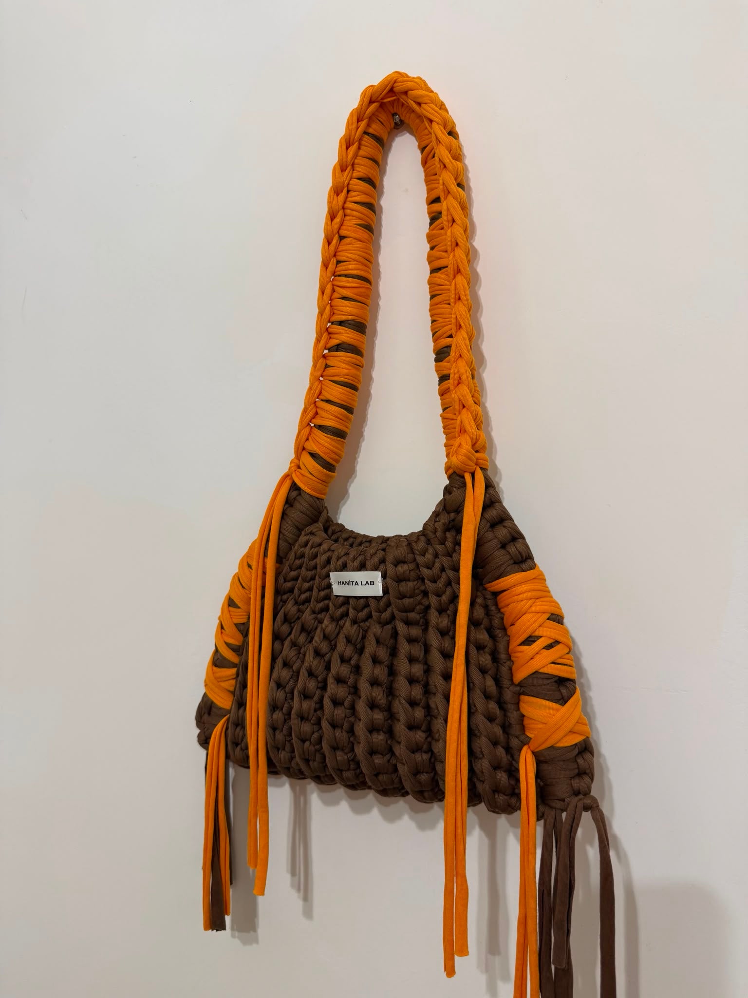 Olivia Bag a spalla in crochet marrone e arancio con frange — Hanita Lab