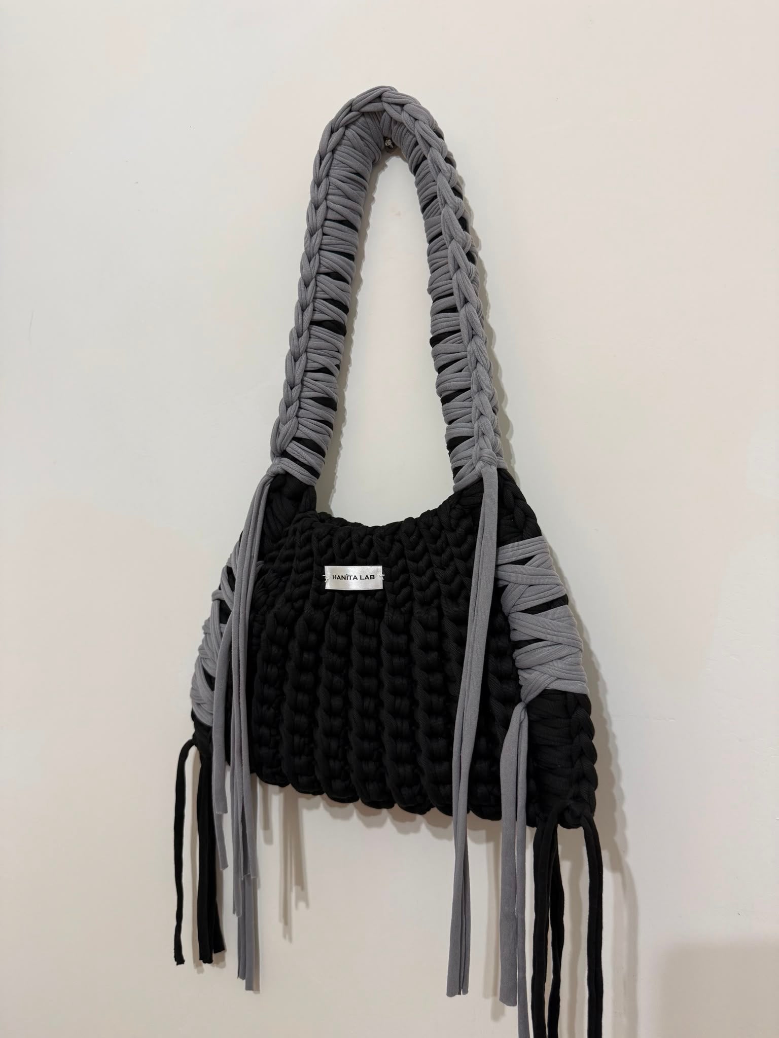 Olivia Bag a spalla in crochet nero e grigio con frange, pezzo unico — Hanita Lab